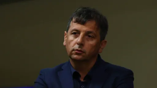 VUKANOVIĆ 'ZALUPIO VRATA' JELENI TRIVIĆ: „Sa svima mogu za isti sto, ali s njom ne! Stanivuković joj je obećao fotelju koju nikad neće dobiti!“