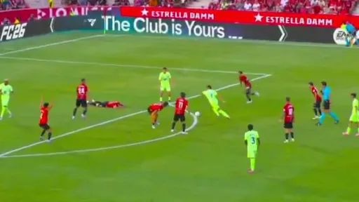 Barcelona postigla gol dok je protivnički igrač nakon udarca u glavu osam sekundi nepomično ležao
