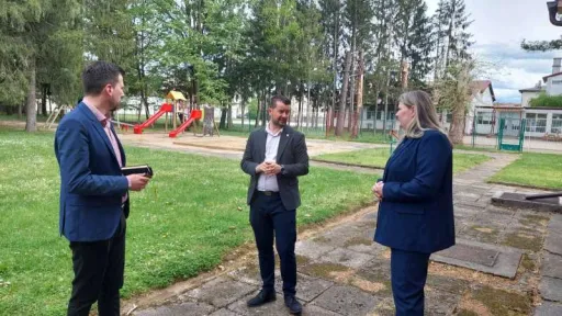 Vlada USK ulaže 100.000 KM u vrtić u Sanskom Mostu, gradi nova igrališta i sanira škole