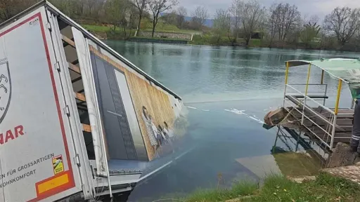 Kamion sletio u rijeku Unu, poginuo vozač (FOTO)