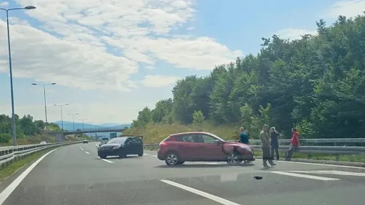 Na autoputu A1 kod Sarajeva došlo do sudara dva putnička vozila i autobusa, bez povrijeđenih