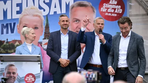 Leif-Erik Holm, kandidat krajnje desničarske Alternative za Njemačku (AfD) za premijera pokrajine, obraća se prisutnima na zavr&scaron;nom predizbornom skupu pored Petre Federau i Ulricha Siegmunda (Foto: Reuters)