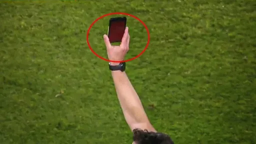 Sudija je u finišu utakmice na uređaju morao pokazati i crvenu boju (Screenshot)