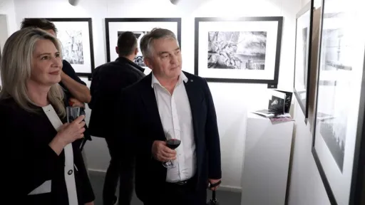 "Drugačija priča o čovjeku": Otvorena izložba fotografija autora Hadisa Medenčevića