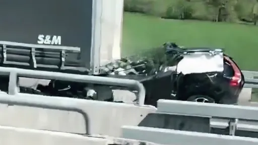 Crna subota na bh. cestama: Automobil se zabio u kamion na autoputu, tri osobe poginule