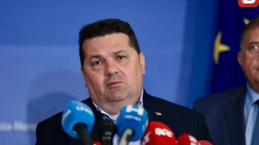 STEVANDIĆ OSUDIO PALJENJE AUTOMOBILA POSLANIKA NSRS-a AMIRA HURTIĆA: "RS mora ostati demokratsko i odgovorno društvo"