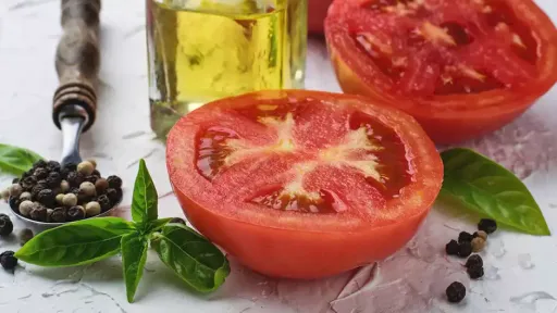 Nutritivne Činjenice o Paradajzu: Sočne Detalje o Vašem Omiljenom Crvenom Voću