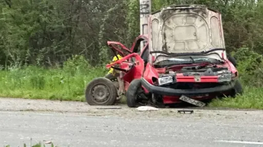 Automobil sletio s ceste i udario u stub, dvije osobe poginule i tri prevezene u bolnicu