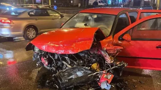 Automobili uni&scaron;teni: Težak sudar u Tuzli, vi&scaron;e osoba povrijeđeno