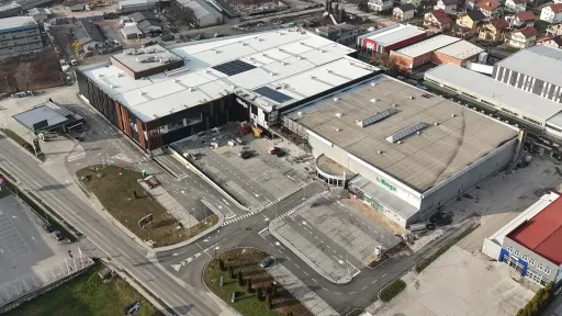 Novi Bingo Center Gračanica pred otvaranjem, jedan od najvećih tržnih centara u Tuzlanskom kantonu, smješten uz magistralni put Tuzla–Doboj