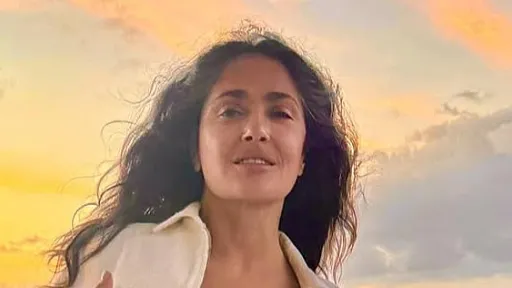 Salma Hayek se ne plaši starenja: Fotografijama s odmora pokazala lice bez šminke i sijedu kosu