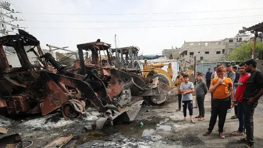U Gazi uništeno 40 vozila: Izrael tvrdi da su korištena u napadu na njih, Hamas da služe za civile