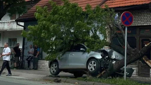 Golfom udario u drvo, vozač povrijeđen