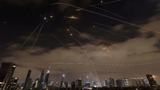 U iranskom napadu na Tel Aviv oštećena i američka ambasada