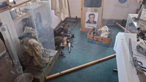 Vrata Muzeja Armije RBiH razvaljena sjekirom, ukradeni i uni&scaron;teni vrijedni eksponati