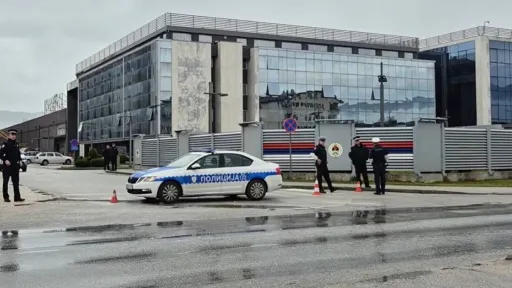 Policija i dalje ispred zgrade Administrativnog centra Vlade RS