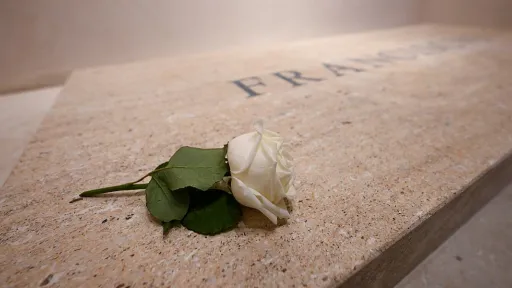 Zašto je na grobu pape Franje ostavljena jedna bijela ruža: Priča o cvijetu koji ga je pratio cijeli život