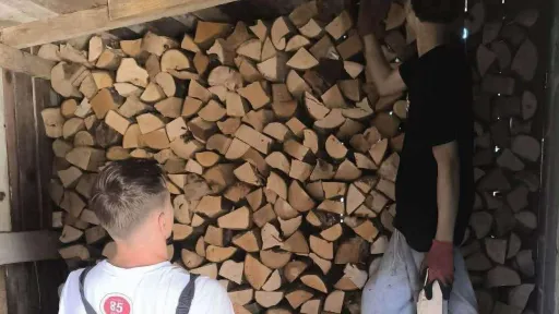 Tinejdžeri iz Bihaća, Amar i Alija, ljetni raspust koriste za rad i zaradu po&scaron;tenim pristupom