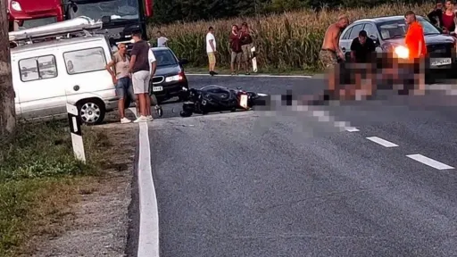 Te&scaron;ka saobraćajna nesreća u Bosanskoj Krupi: 24-godi&scaron;nji motociklista te&scaron;ko povrijeđen u sudaru s automobilom