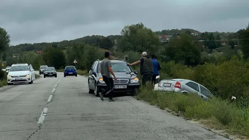 Saobraćajna nesreća u Tržacu kod Cazina: Vozilo sletjelo s kolovoza, bez povrijeđenih