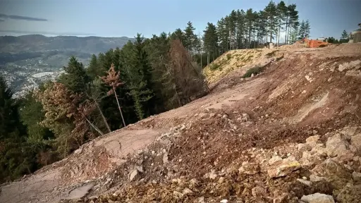 Na lokalitetu Curine njive formirane pukotine usljed pomjeranja tla koje se šire i produbljuju