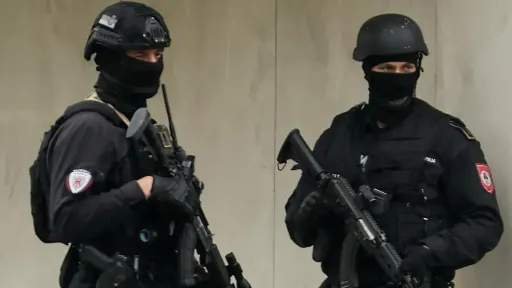 Dačić "objasnio" oznake na uniformama policajaca koji su &scaron;titili Dodika od hap&scaron;enja (FOTO)