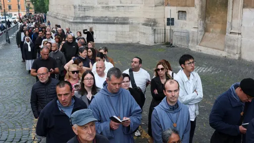 Kilometarske kolone od ranog jutra u Rimu, svi žele odati počast papi Franji: Vatikan objavio fotografije grobnice