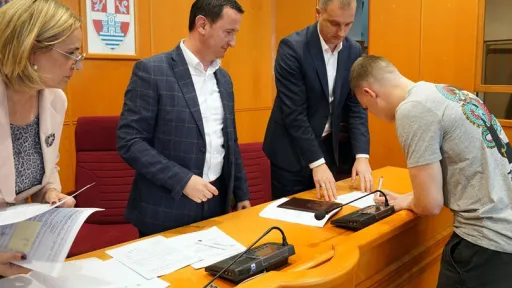 Gradonačelnik Ćurić potpisao potpisao ugovore o stipediranju sa trebinjskim studentima