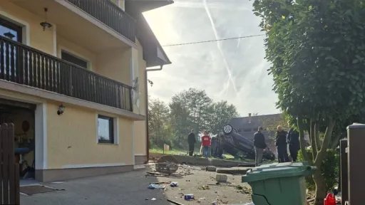 Te&scaron;ka saobraćajna nesreća u Trnovima kod Velike Kladu&scaron;e: Golf sletio s ceste i povrijedio dvije osobe