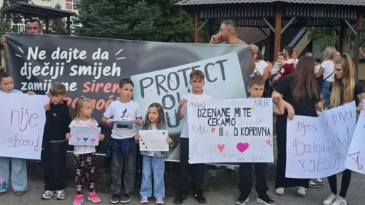 Građani Cazina protestovali zbog teških povreda troje djece u saobraćaju, tražeći veću sigurnost na cestama