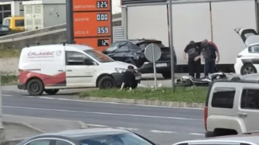 Saobraćajna nesreća u Cazinu: Uključeni motorista i jedno motorno vozilo, policija obavlja uviđaj