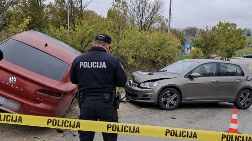 Saobraćajna nesreća u Krajini: Sudar dva automobila, jedno vozilo završilo van ceste