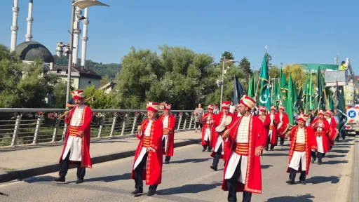 U Sanskom Mostu započela manifestacija &bdquo;Musalla 2026&ldquo; uz defile bajraktara i mehtera