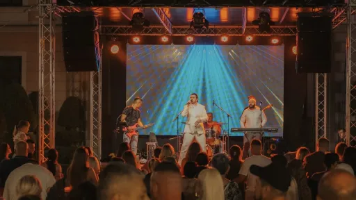 Na Gradskom trgu u Cazinu večeras koncert grupe Collapse Band u okviru manifestacije &bdquo;Lito moje medeno 2026