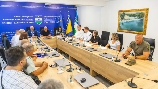 U Unsko-sanskom kantonu potpisan sporazum o povećanju osnovice plata na 450 KM do kraja 2026. godine