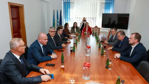 Premijeri Nikšić i Ružnić obišli kapitalne projekte u Velikoj Kladuši, uključujući novi Vatrogasni dom vrijedan četiri miliona KM
