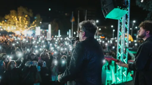 Gradski trg u Cazinu bio ispunjen tokom koncerta grupe Crvena jabuka u okviru ChestNUT Festa 2026