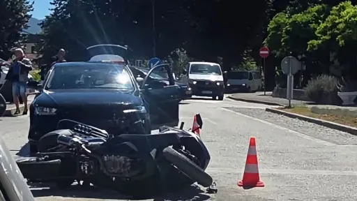 Saobraćajna nesreća u Bihaću: Automobil udario motociklistu, policija na terenu
