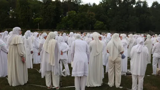 Bihać odao počast žrtvama genocida kroz performans &ldquo;8372&rdquo; na Gradskom stadionu