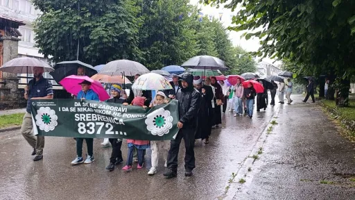 Građani Bosanskog Petrovca dostojanstveno odali počast žrtvama Srebrenice uprkos ki&scaron;i