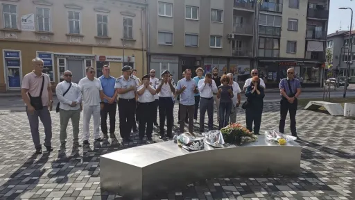 U Bihaću obilježen Dan bihaćkih brigada polaganjem cvijeća i minutom &scaron;utnje za poginule borce