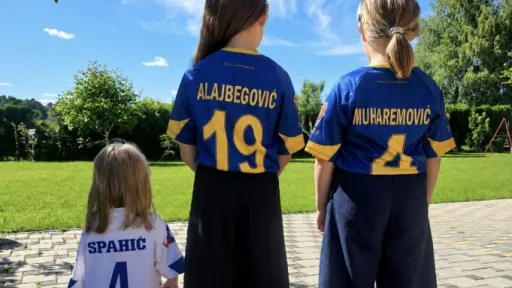 Tri sestre iz Bihaća pokreću humanitarnu akciju prodajom popunjenog Panini albuma za pomoć Alemu i njegovoj majci