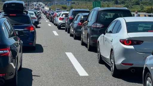 Na graničnim prijelazima u BiH zabilježene duge kolone vozila usljed pojačanog saobraćaja