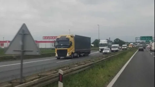 Vozači u BiH suočeni s radovima na cestama i dužim čekanjima na graničnim prijelazima, posebno u Velikoj Kladuši