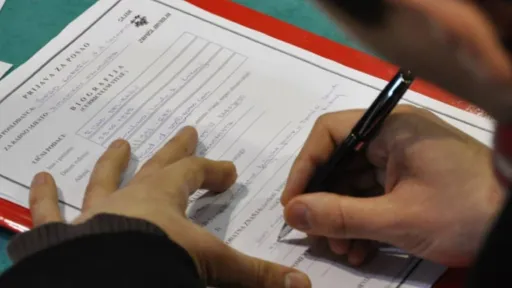Uhljebljavanje u BiH: Za posao i dalje važnija stranačka knjižica od CV-a
