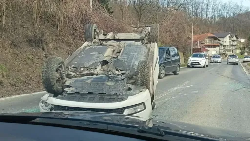 Saobraćajna nesreća na magistrali: Automobil se prevrnuo, ima teško povrijeđenih