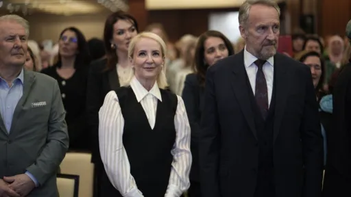 IZETBEGOVIĆ SA SKUPA ŽENA SDA POSLAO BRUTALNU PORUKU: „Bošnjaci su izbačeni iz vlasti i poniženi, Trojka nas vodi u živo blato, moramo ih srušiti u oktobru!“