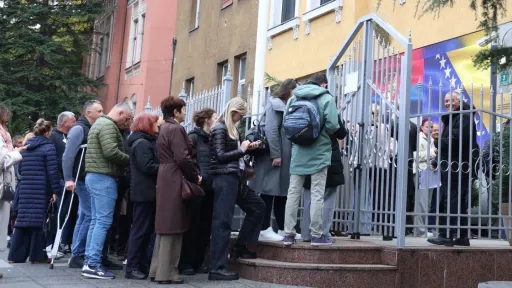 Ispred Ambasade Srbije u Sarajevu zabilježeni redovi tokom glasanja na prijevremenim parlamentarnim izborima u Srbiji