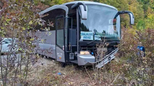Autobus fudbalera FK Famos sletio s ceste na putu prema Goraždu, nekoliko članova ekipe lakše povrijeđeno, utakmica odgođena