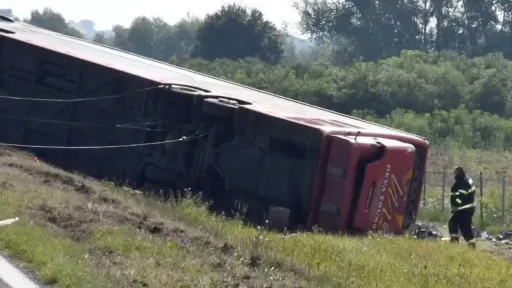 Autobus sletio s ceste kod Tuzle: Ima povrijeđenih, saobraćaj obustavljen